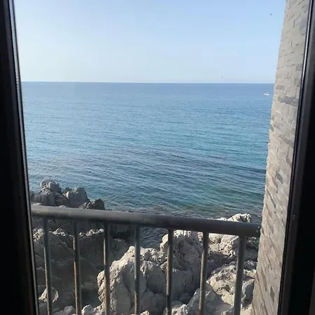 Una Finestra Sul Mare Apartment *